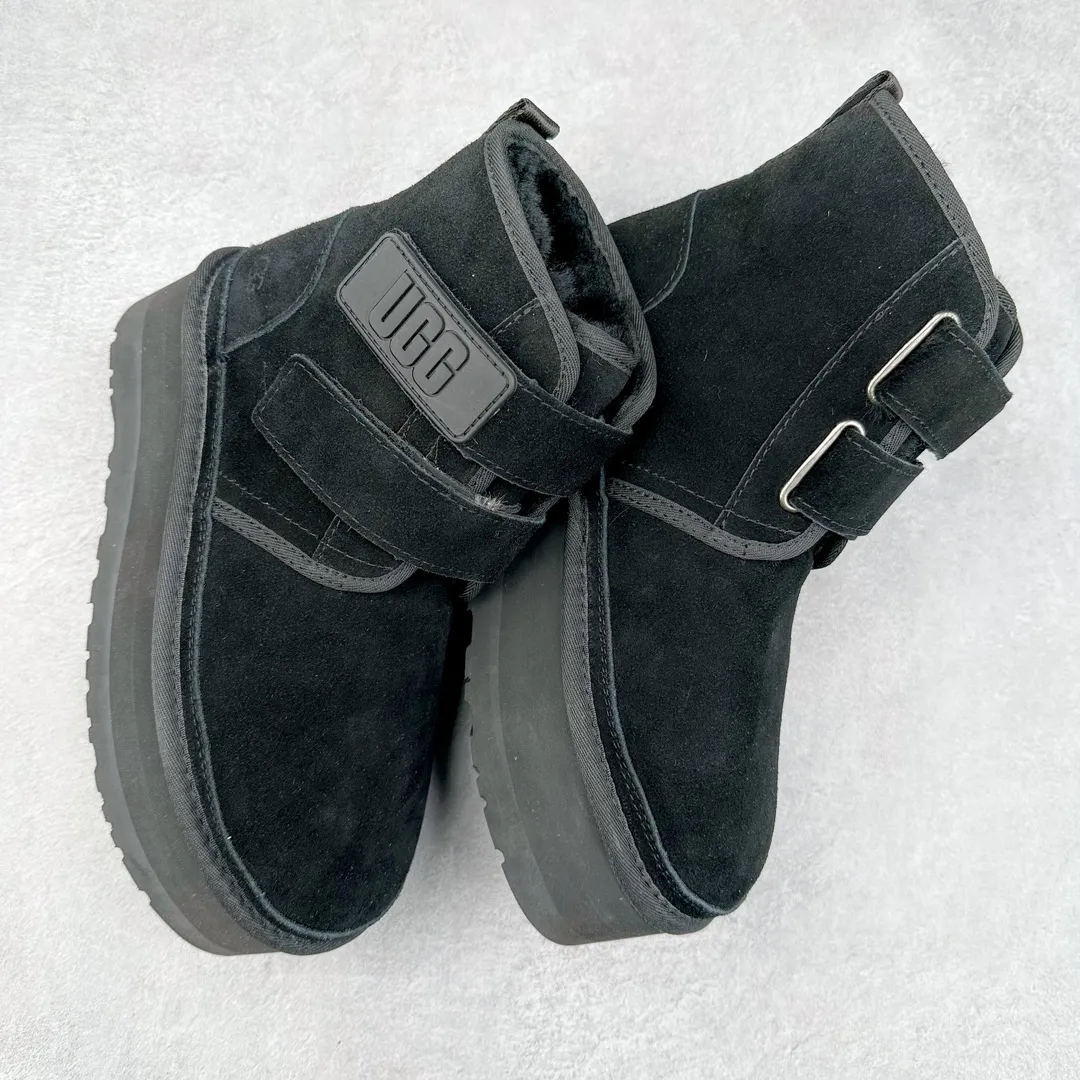 Pick up locally 💰600 UGG 0554 Autumn and winter sheepskin and fur one-piece snow boots with double buckles. All shoes are made from the same factory as ZP. Longfeng A-grade Australian imported sheepskin and fur one-piece Velcro women's boots. Brand OEM production line. Fully follow the ZP process. OEM original pattern maker. Adhering to the principle of no original shoes and no development selection. Pay attention to every detail. The most authentic version on the market. TREADLITE "Light Wing" technology outsole. Lightweight/durable/flexible/pile size: 35 36 37 38 39 40 Coding: by3936030